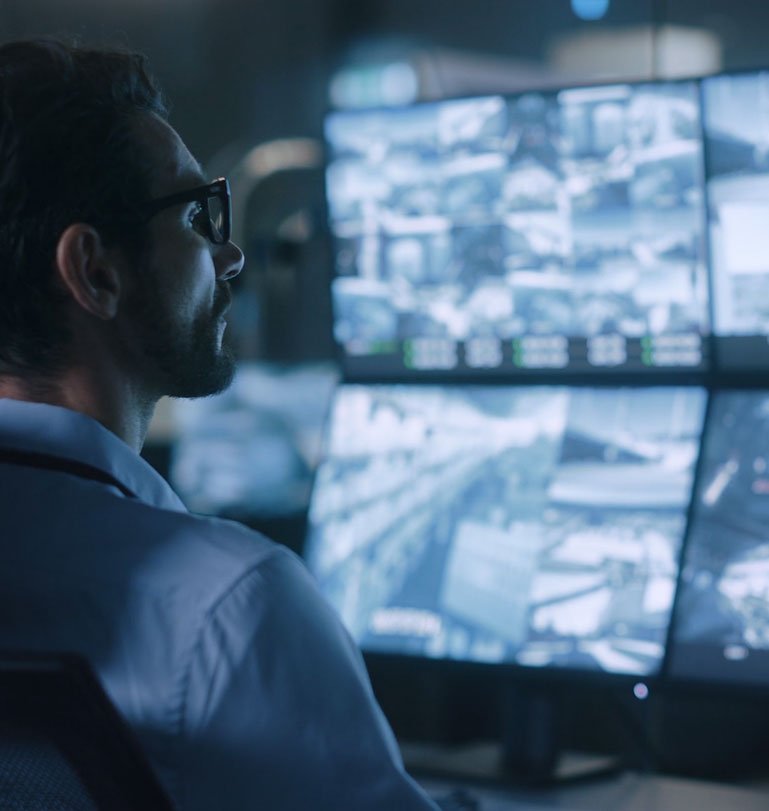 Interface Interactive Security Operations Center (iSOC) with intervention specialists monitoring restaurants in real time